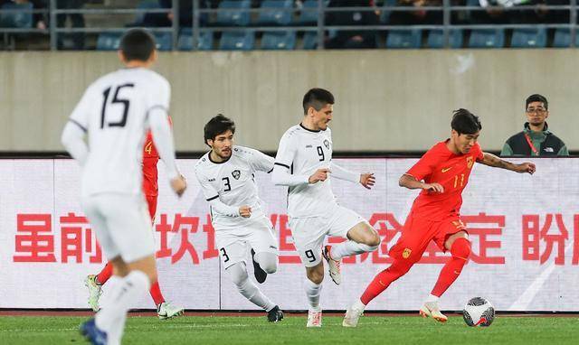 国足劣势1-2输给乌兹别克斯坦2026世界杯，进军2026世界杯希望渺茫！2026世界杯