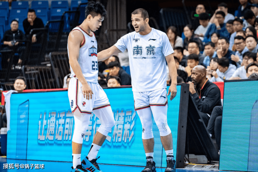 华丽劈扣+钉板大帽NBA！小约基奇秀懵前NBA中锋 连续两双起点超姚明！NBA