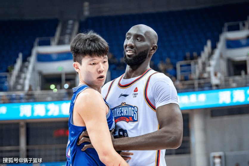 华丽劈扣+钉板大帽NBA！小约基奇秀懵前NBA中锋 连续两双起点超姚明！NBA