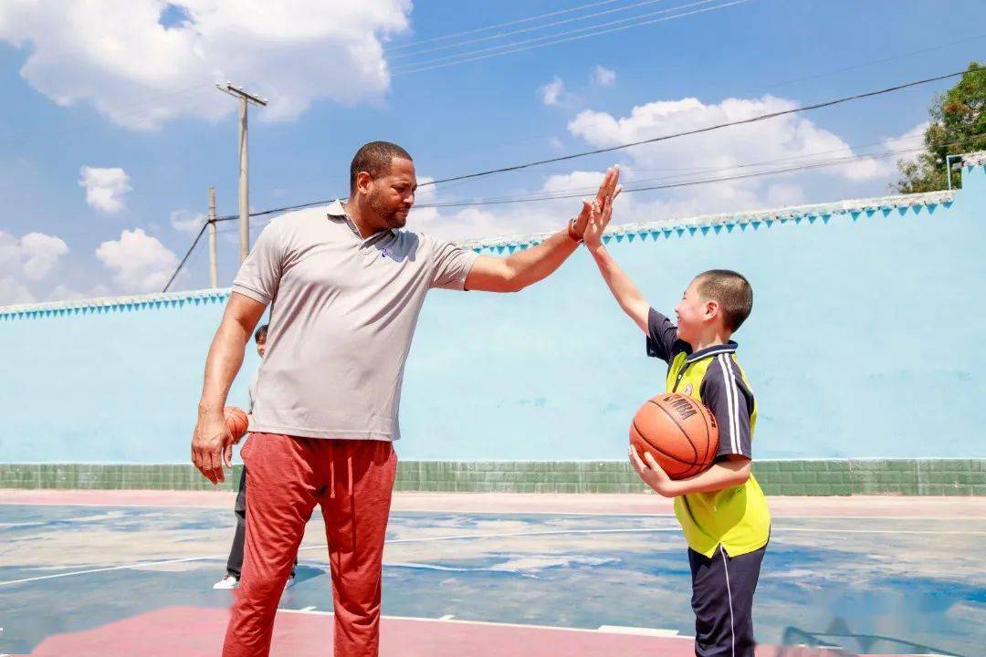 NBA传奇球星罗伯特·霍里来简阳啦NBA！！NBA