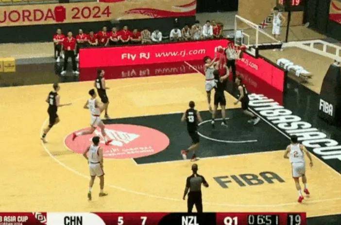 中国男篮金牌没了！半决赛15投砸出11铁！人家未来能打NBA……